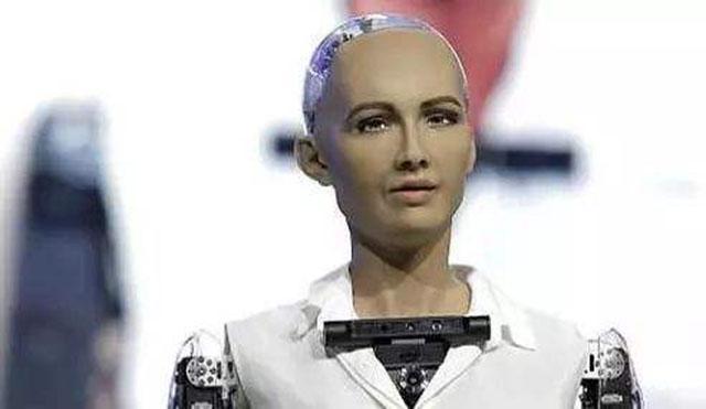 当年扬言"我将会摧毁人类"的女性机器人索菲亚，如今改成啥样了？